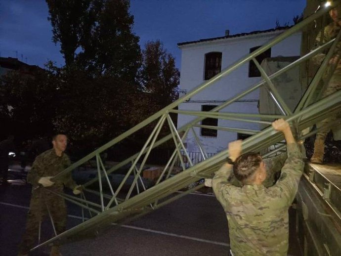 Instalada en menos de 24 horas la pasarela para peatones en Landete.