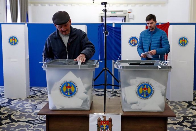 Colegio electoral habilitado en Bucarest, Rumanía, por las elecciones de Moldavia