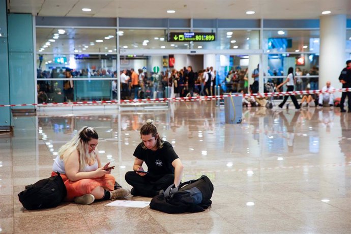 Cintas para separar la sección dónde ha caído agua por las lluvias en el aeropuerto de Barcelona-El Prat, a 4 de noviembre de 2024, en El Prat de Llobregat, Barcelona, Cataluña (España).  