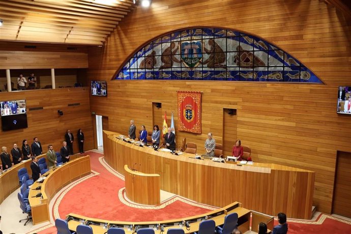 Minuto de silencio en el Parlamento gallego por las víctimas de la DANA.