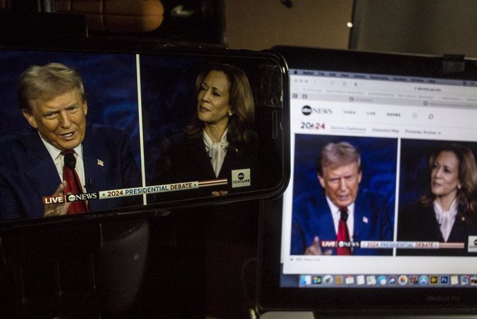 Archivo - October 24, 2007, New York City, New York, U.S: Former President Donald Trump debates Vice President Kamala Harris during their first Presidential debate in Philadelpia, Pennsylvania.