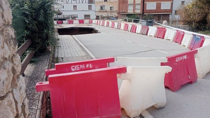 Cortado el paso para peatones del puente sobre la carretera CM-215 en la travesía de Landete.