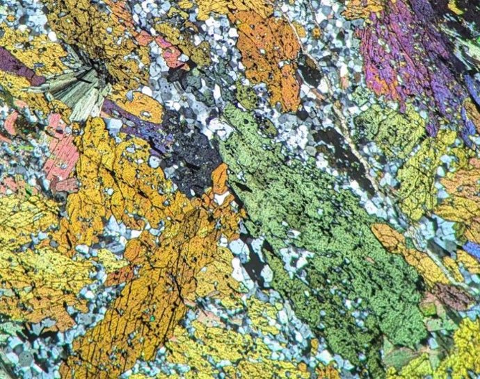 Una fotografía de una roca de mil millones de años de Ontario, Canadá, vista bajo el microscopio.