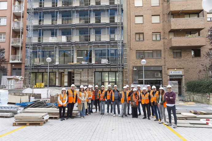 Visita el edificio al barrio de Azpilagaña.