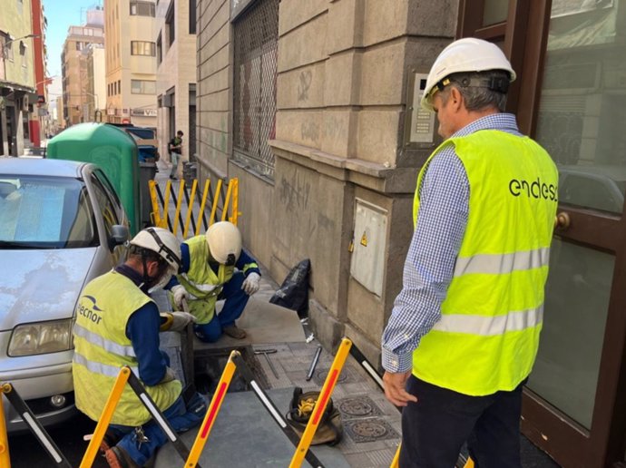 Técnicos de Endesa supervisan arquetas eléctricas en Santa Cruz de Tenerife