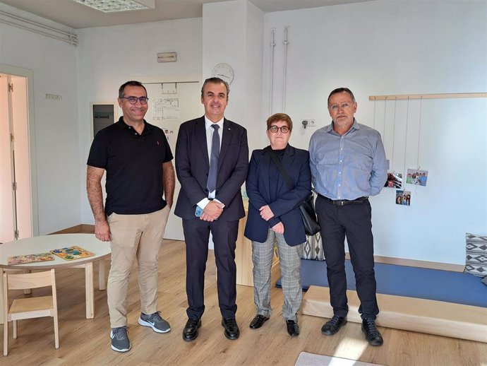 El director del CEIP Eduardo Arroyo, el conseller Antoni Vera, la directora general Catalina Ginart y el inspector del centro, Josep M. Domínguez.