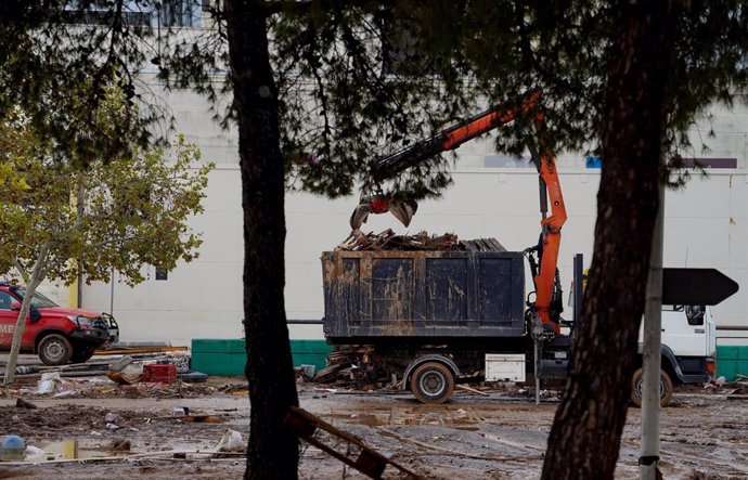 Una grúa retira restos de la DANA en las inmediaciones del centro comercial Bonaire