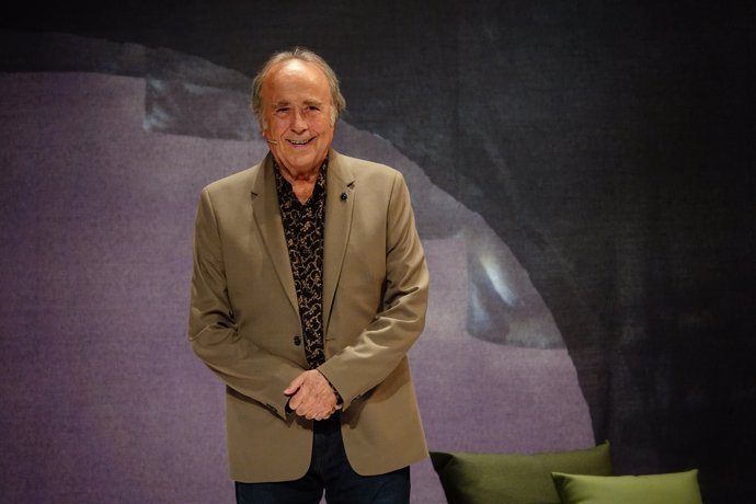 El cantautor Joan Manuel Serrat durante una charla con el periodista Iñaki Gabilondo en el Teatro Jovellanos, a 23 de octubre de 2024, en Gijón, Asturias (España). Este encuentro se enmarca dentro de las actividades por los Premios Princesa de Asturias 20