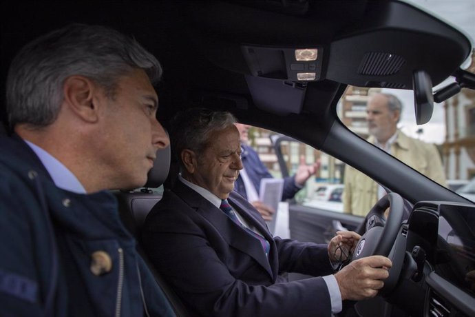 Salvador Fuentes, al volante de uno de los vehículos, junto a Andrés Lorite.