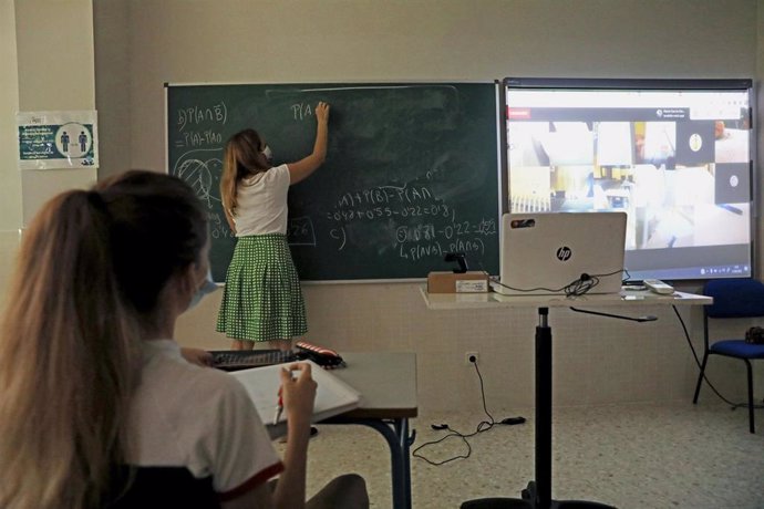 Archivo - Una alumna atiende durante una clase semipresencial de Matemáticas 