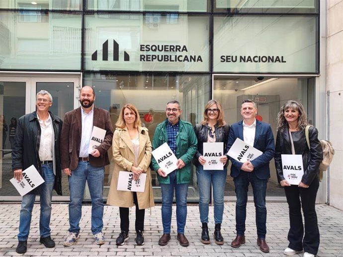 La candidata de 'Foc Nou' a presidir ERC, Helena Solà, en el medio, junto a otros miembros de la lista, ante la sede del partido en Barcelona (Catalunya), a 5 de noviembre de 2024