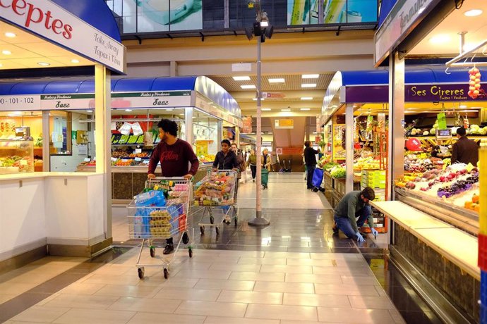 Archivo - Algunas personas hacen la compra en el Mercado del Olivar.