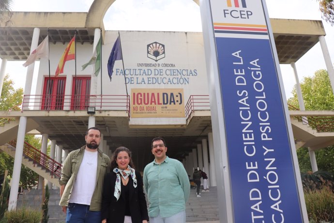 Los investigadores Joaquín Villaécija (izda). Bárbara Luque y Ángel Rebollo, ante la Facultad de Ciencias de la Educación y Psicología de Córdoba.