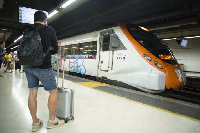 Pasajeros esperando a los trenes de Renfe Rodalies, a 17 de junio de 2024, en Barcelona, Catalunya (España).