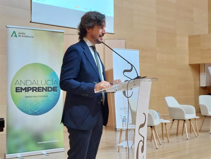 El director general de Fomento del Emprendimiento y la Formación Continua de la Junta de Andalucía, Francisco Javier González, durante su intervención.