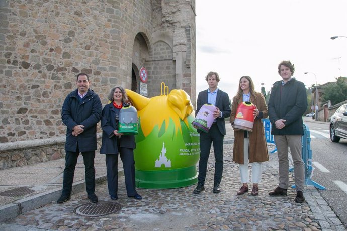 La Consejera De Desarrollo Sostenible, Mercedes Gómez, Ha Presentado La Nueva Campaña De Reciclaje De Ecovidrio En La Región, Con Iglús Tematizados Por Disneyland París En Todas Las Capitales De Provincia.