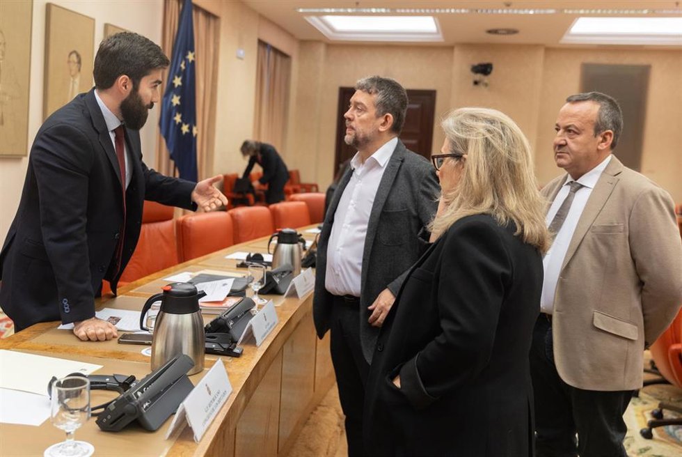 El diputado por Vox, Manuel Mariscal(1i), durante la comisión consultiva de nombramientos para la elección de los miembros del Consejo de Administración y del Presidente de la Corporación RTVE, a 5 de noviembre de 2024, en Madrid (España). Los once cand