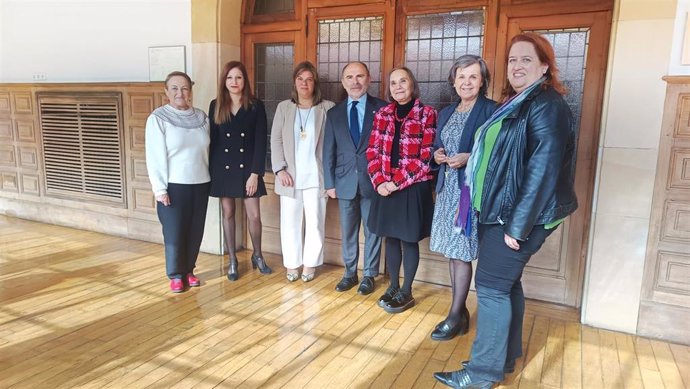 Principado y Universidad ponen en marcha la nueva Cátedra de Feminismo que dirigirá Eva María Menéndez Sebastián.