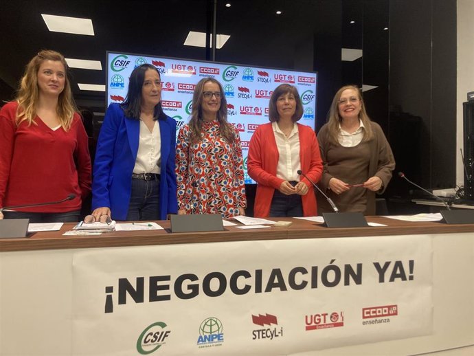 Beatriz García (i), Pilar Gredilla, Isabel Madruga, Christina Fulconis y Elena Calderón, durante la rueda de prensa de hoy.