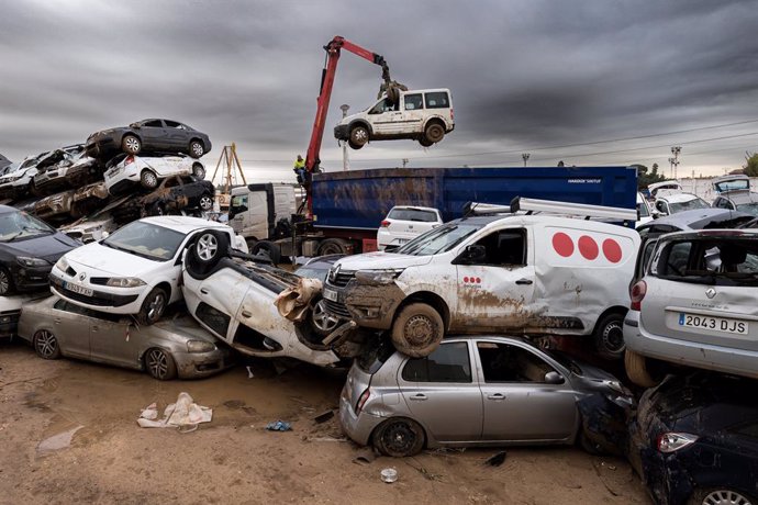 Una grúa recoge los coches dañados por la DANA, a 4 de noviembre de 2024, en Paiporta, Valencia, Comunidad Valenciana (España).