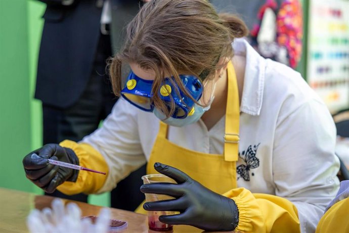 Una estudiante  en un laboratorio