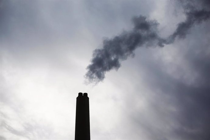 Archivo - Imagen de una chimenea de una fábrica.