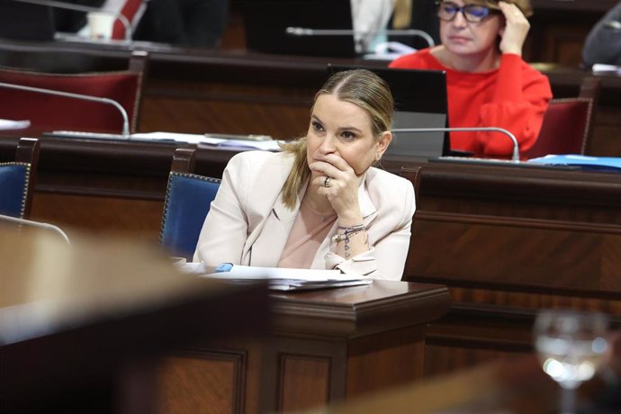 Archivo - La presidenta del Govern balear, Marga Prohens, durante un pleno del Parlament balear.