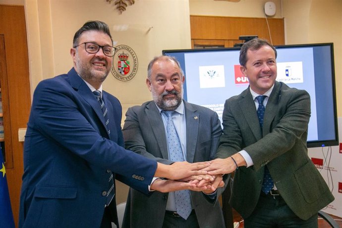 El consejero de Educación, el rector de la UCLM y el alcalde de Toledo firman el protocolo de colaboración para la recuperación, ampliación y adecuación del campo de fútbol Carlos III.