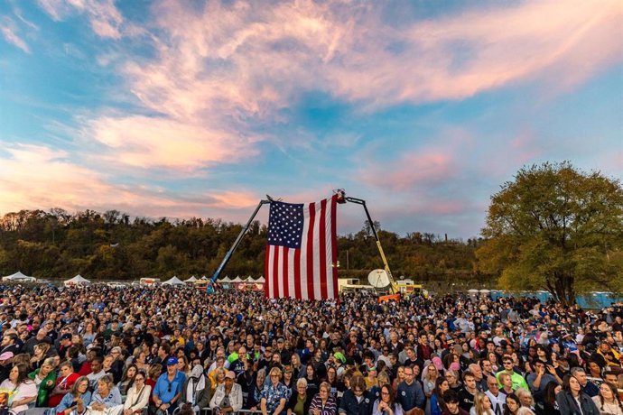 Una multitud asiste a un acto electoral convocado por la vicepresidenta, Kamala Harris, en Hookstown, Pensilvania