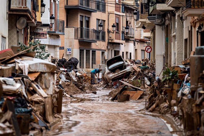 Voluntarios limpian los desperfectos ocasionados por la DANA