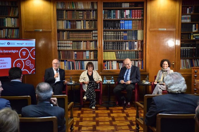 La secretaria general de la Fundació Escoles Cristianes de Catalunya, Meritxell Ruiz; la directora general de la Unió Catalana d'Hospitals, Roser Fernández, y el presidente de Saba Infraestructures, Salvador Alemany, en un diálogo del IEE