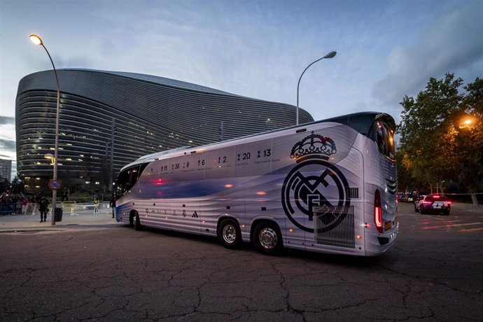 Llegada del autobús del Real Madrid al Santiago Bernabéu.