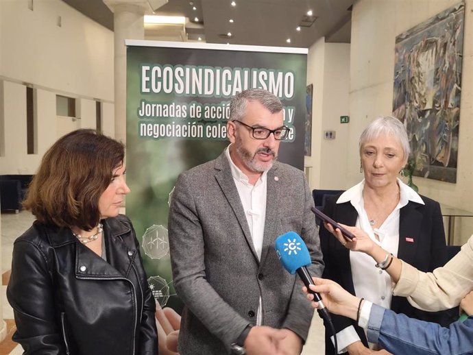 El secretario general de UGT Andalucía, Oskar Martín, junto a la secretaria de Industria de UGT Andalucía, Clara de la Colina, y la consejera de Empleo de la Junta de Andalucía, Rocío Blanco.