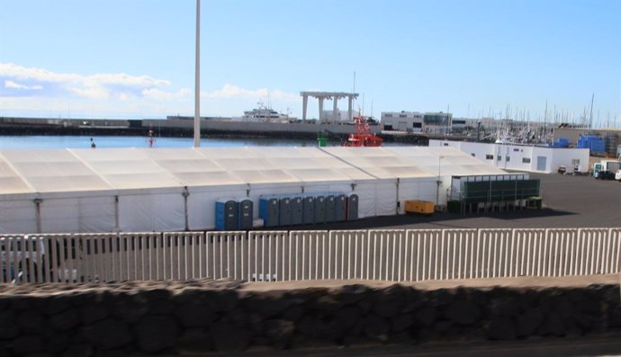 Archivo - Carpa instalada en Puerto Naos (Lanzarote)