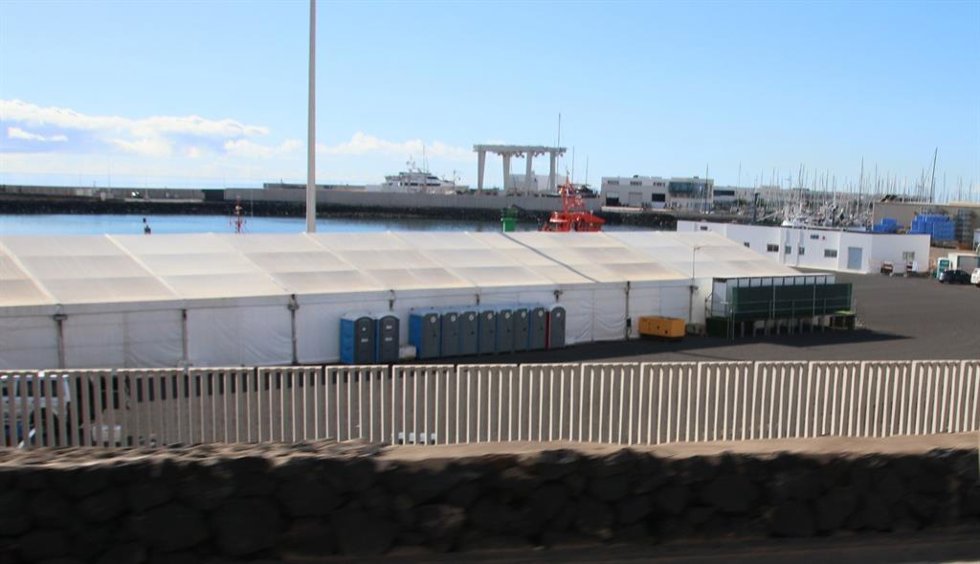 Archivo - Carpa instalada en Puerto Naos (Lanzarote)