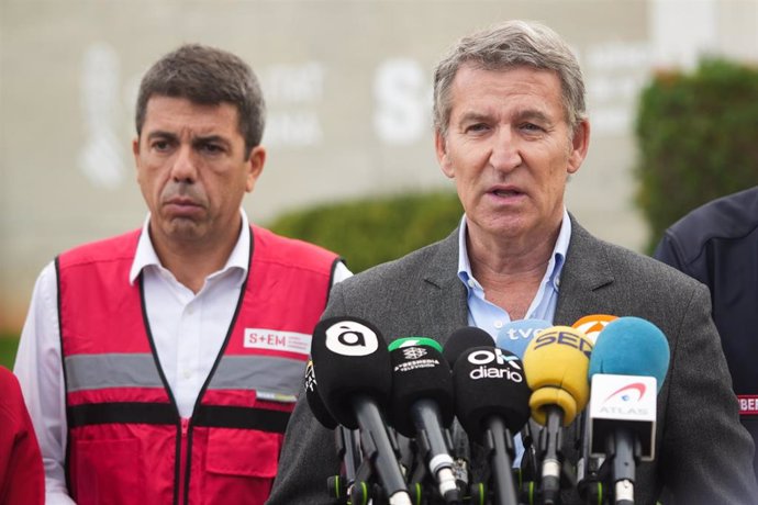 El presidente de la Generalitat Valenciana, Carlos Mazón (i) y el presidente del Partido Popular, Alberto Núñez Feijóo (d), ofrecen declaraciones a los medios tras su visita al Centro de Coordinación de Emergencias de la Comunitat Valenciana, junto al , a