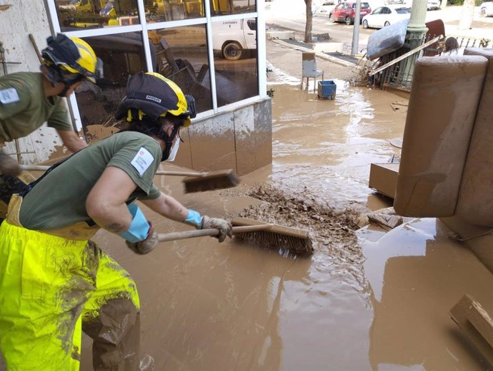 Efectivos de Emergencias de Baleares participan en las tareas de limpieza en una localidad afectada por la DANA de Valencia.