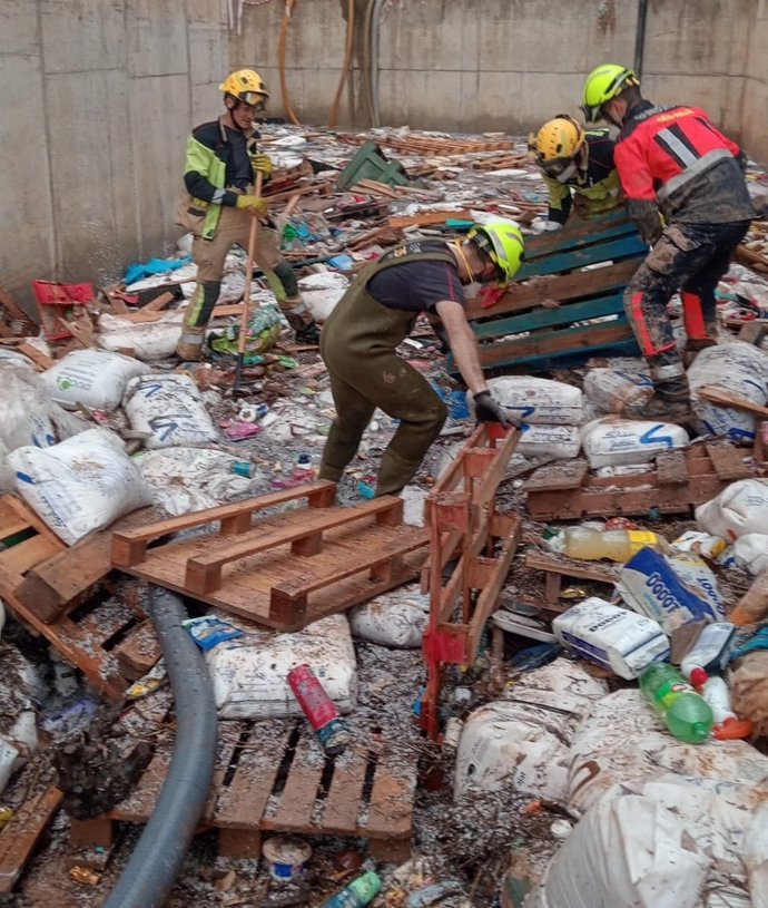 Bomberos riojanos trabajando en Valencia