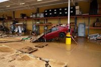 Bomberos mantienen sus dotaciones en las zonas afectadas para despejar obstáculos y revisar garajes