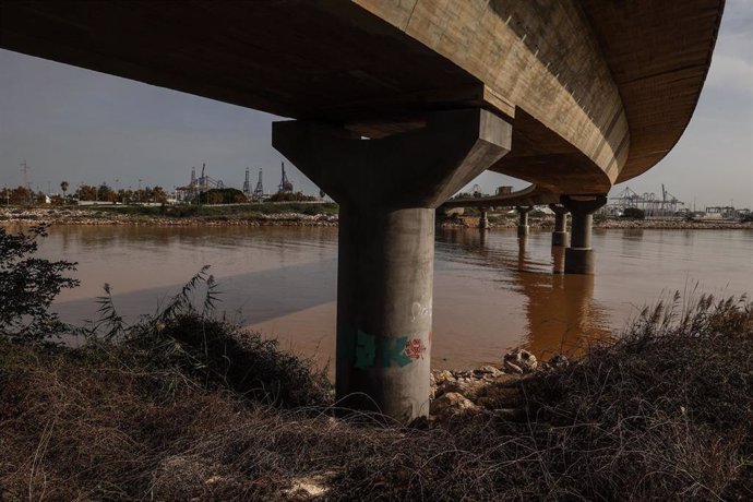 Agua sucia en la desembocadura del río Turia