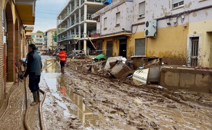 Bomberos de Lanzarote trabajan en el áerea de actuación afectada por la DANA en la Comunidad Valenciana en el marco del dispositivo del Gobierno de Canarias en dicha autonomía