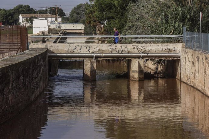 Agua sucia en la desembocadura del río Turia