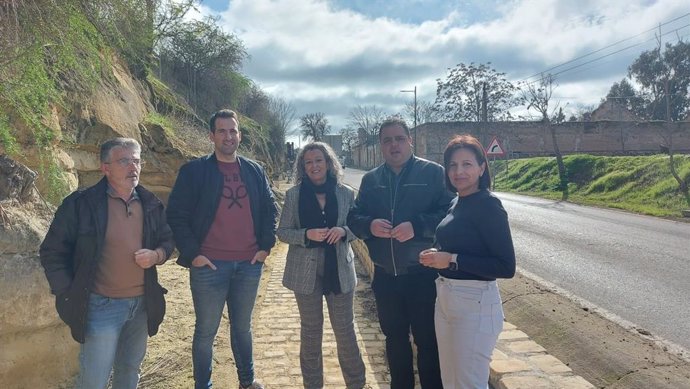 Archivo - Carmen Torres (c) y Víctor Torres (2d) en una visita anterior la A-6175 junto con otros miembros del PSOE.