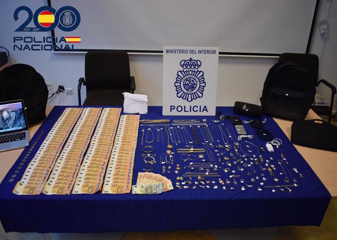 Dinero y joyas recuperadas al detener al presunto autor de varios robos en viviendas de Algeciras.