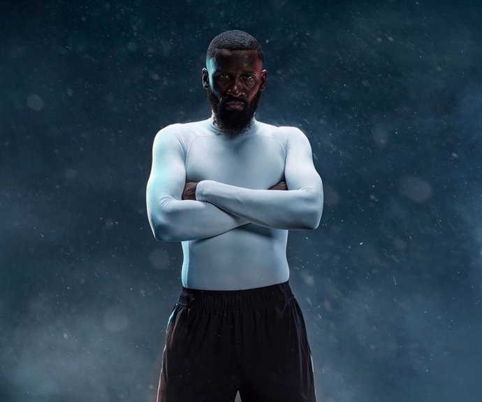 Archivo - El defensa internacional alemán del Real Madrid Antonio Rudiger es la imagen del lanzamiento de la camiseta de compresión Coldgear de Under Armour.