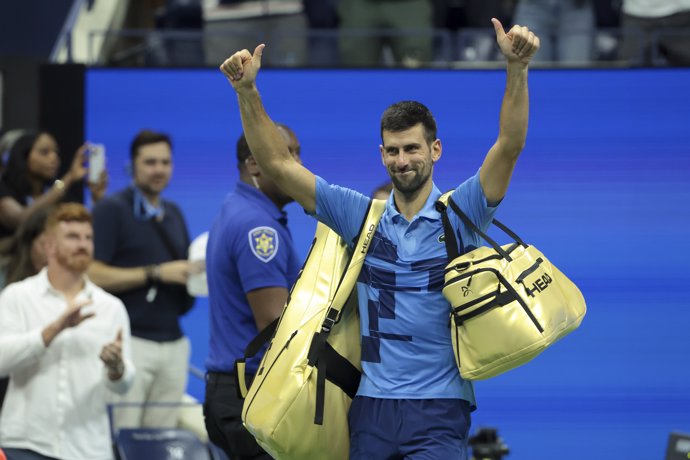 Archivo - Novak Djokovic of Serbia salutes the fans after his third round defeat during day 5 of the 2024 US Open, Grand Slam tennis tournament on 30 August 2024 at USTA Billie Jean King National Tennis Center in Queens, New York, United States - Photo Je