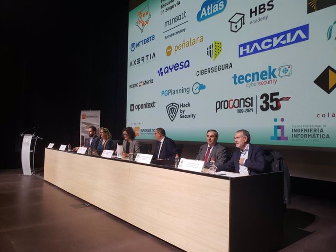 El consejero de Movilidad y Transformación Digital, SAnz Merino (segundo, dcha), entre el presidente de FES, Andrés Ortega, y el director de la Escuela de Ingeniería Informática, Luis Ignacio Sebastián, en la inauguración del foro