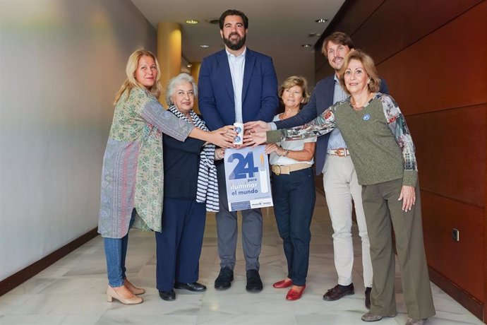 El concejal delegado de Deporte, Borja Vivas, junto a la presidenta delegada de Manos Unidas en Málaga, Ana Torralba; el director de Deportes de la Diputación de Málaga, Javier Díaz Cánovas; y la vicerrectora adjunta de la UMA, Chelo Pineda.