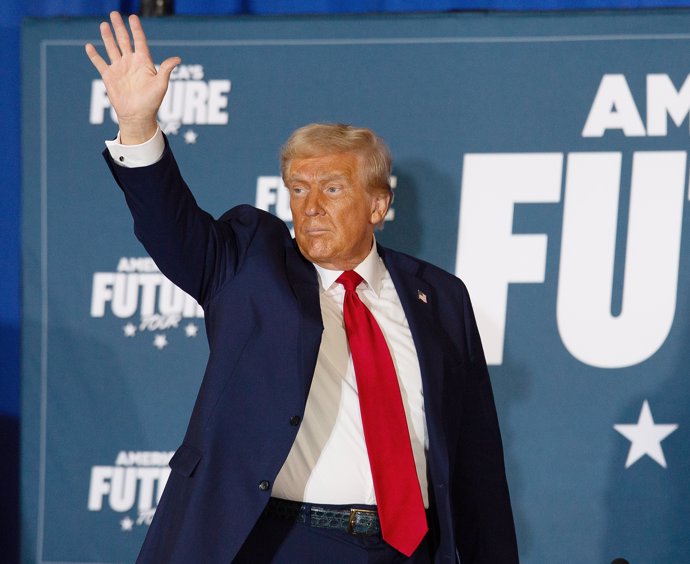 06 November 2024, US, West Palm Beach: US Republican presidential nominee and former President Donald Trump arrives to his election night party alongside his wife Melania Trump and his son Barron Trump, at the Palm Beach County Convention Center in West 