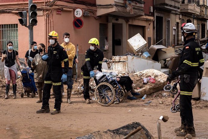 Varios bomberos ayudan a limpiar los estragos ocasionados por la DANA, a 4 de noviembre de 2024, en Paiporta, Valencia